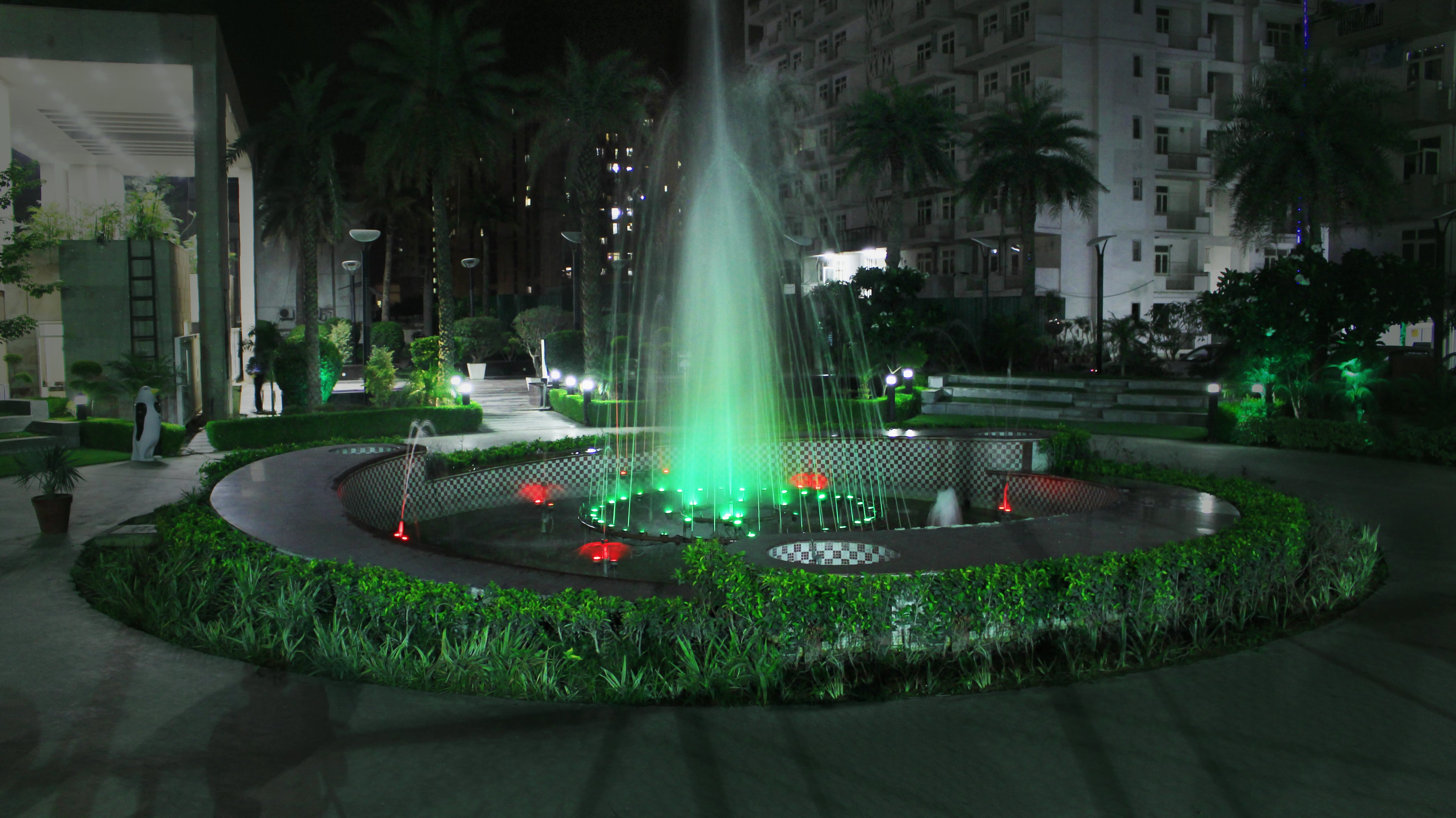 061019083013fountain_night_min.jpg